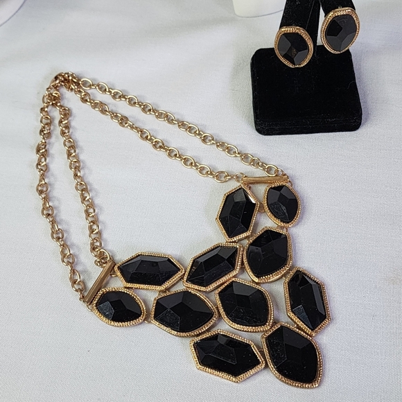 Gold Double Chain with Black Acrylic Faceted Stones Bib Necklace Earrings Set - Picture 6 of 7